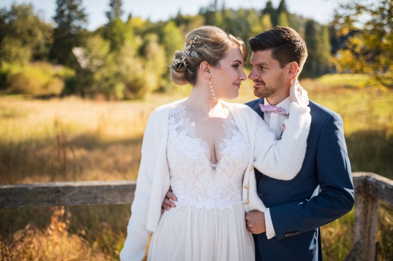 Brautpaarshooting im Herbst an einem See im Schwarzwald