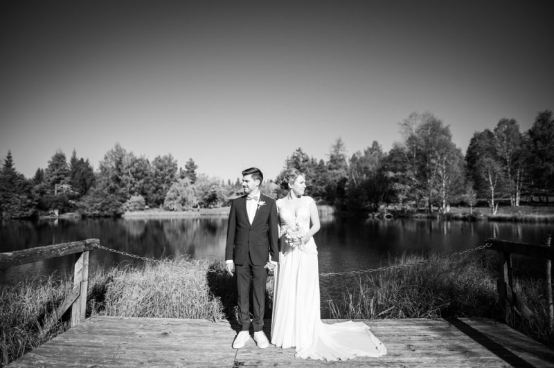 Brautpaarfotos in schwarz-weiß