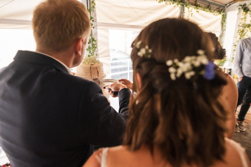 Hochzeitsfotograf Freiburg St. Ottilien Tortenanschnitt