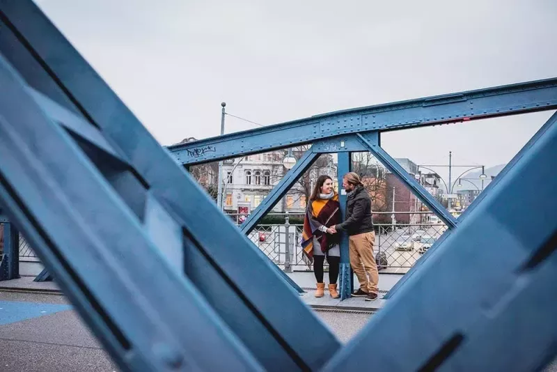 Paarfotos in Freiburg blaue Brücke