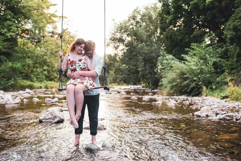 Paarfotos in Freiburg in der Dreisam