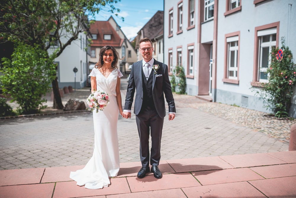 Hochzeit Freiburg Brautpaar vor Kirche