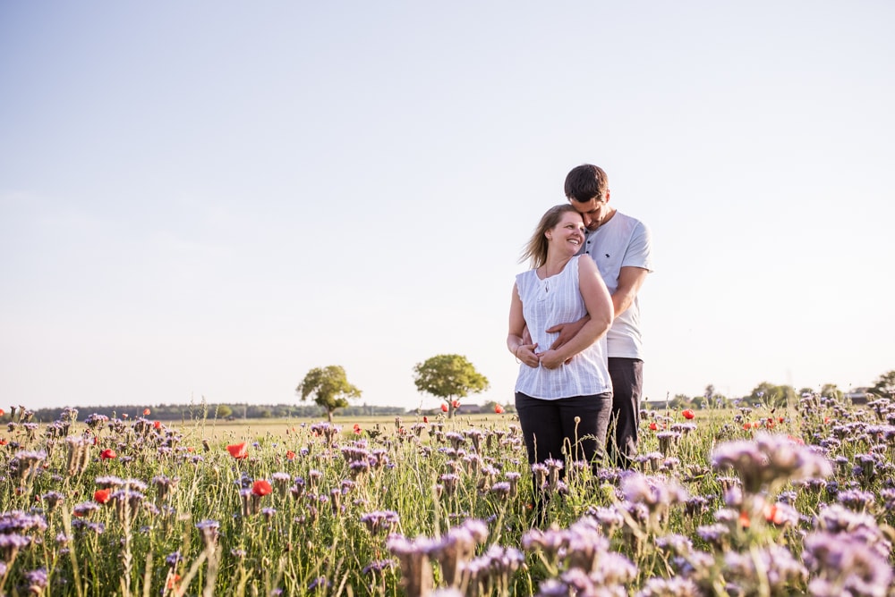 Pärchenfotos im Blumenfeld Freiburg