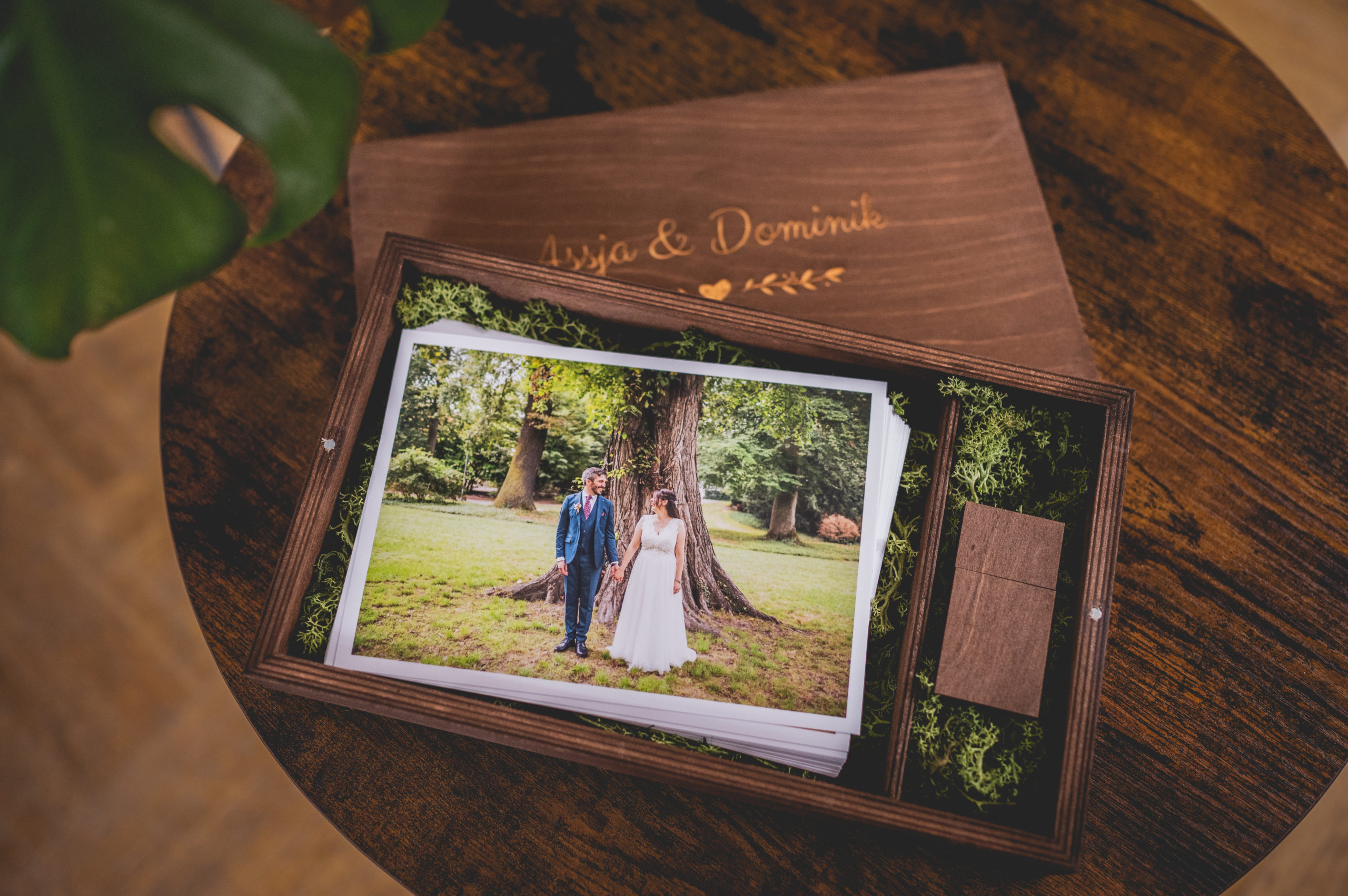 Holzbox mit USB-Stick und Abzügen Hochzeitsfotograf Freiburg